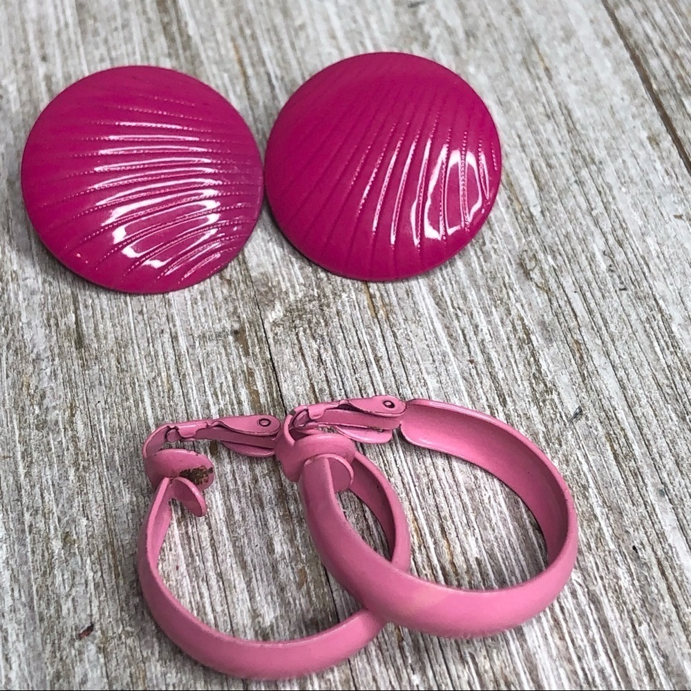 Vintage Metal and Enamel Lightweight Clip-on Earrings - Picture 5 of 7